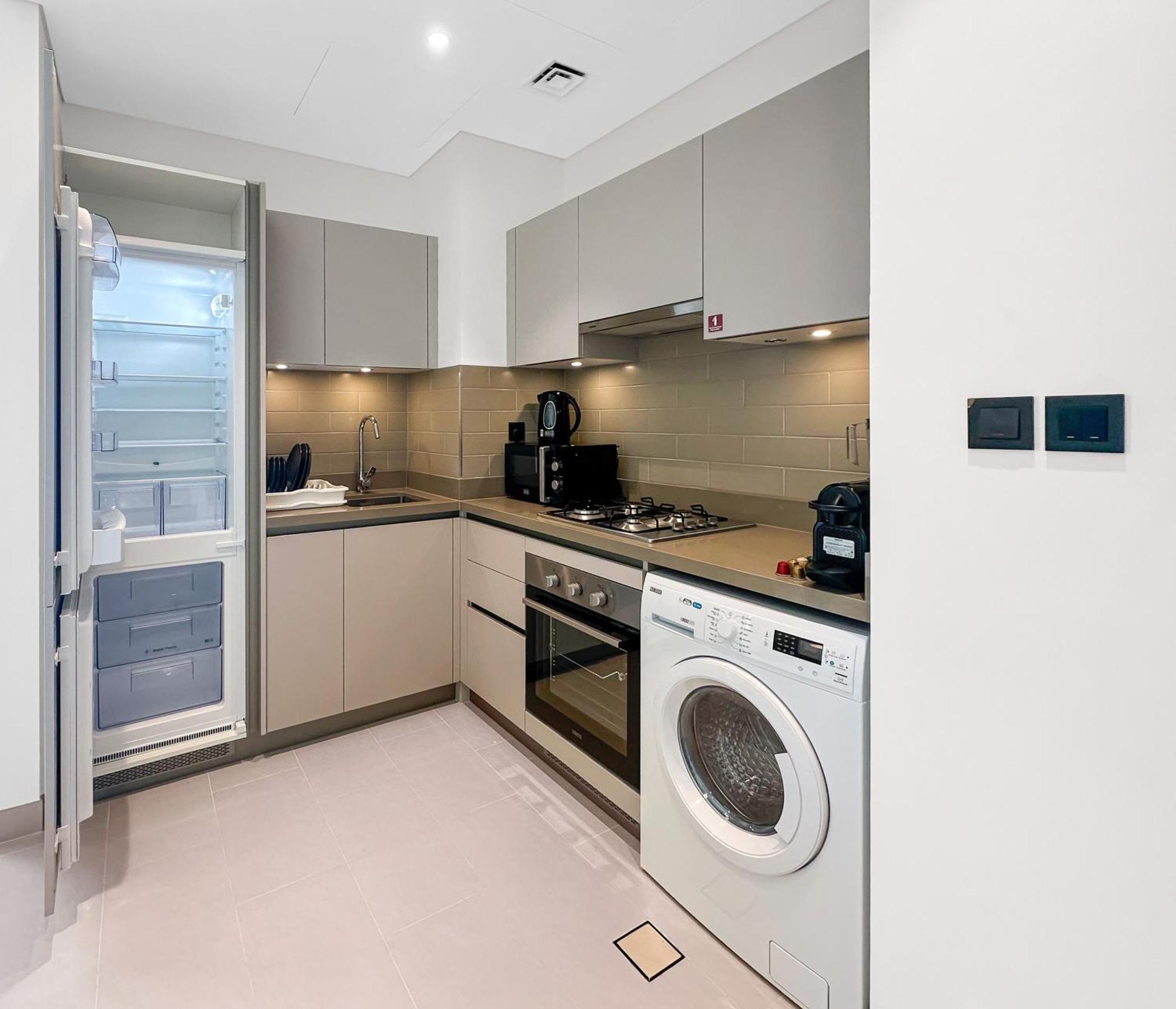 Easemytrip - Cozy And Elegant 1br With Large Pool And View Apartment Dubai