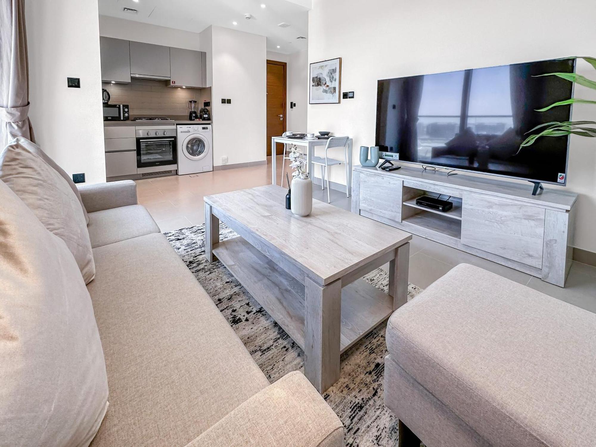 Easemytrip - Cozy And Elegant 1br With Large Pool And View Apartment Dubai