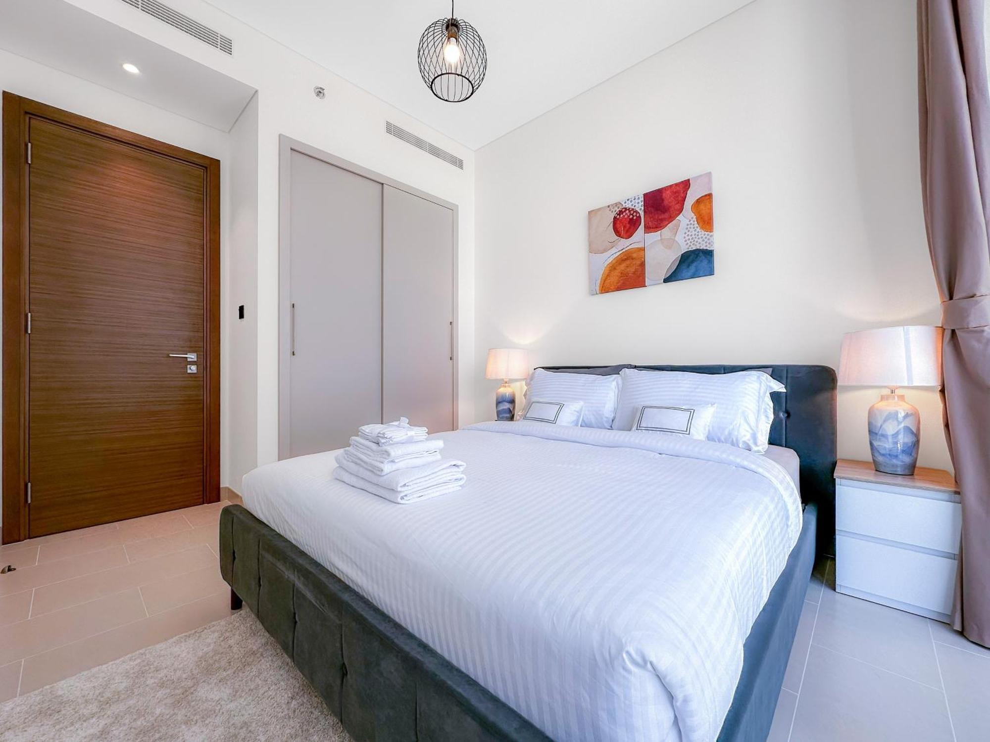 Easemytrip - Cozy And Elegant 1br With Large Pool And View