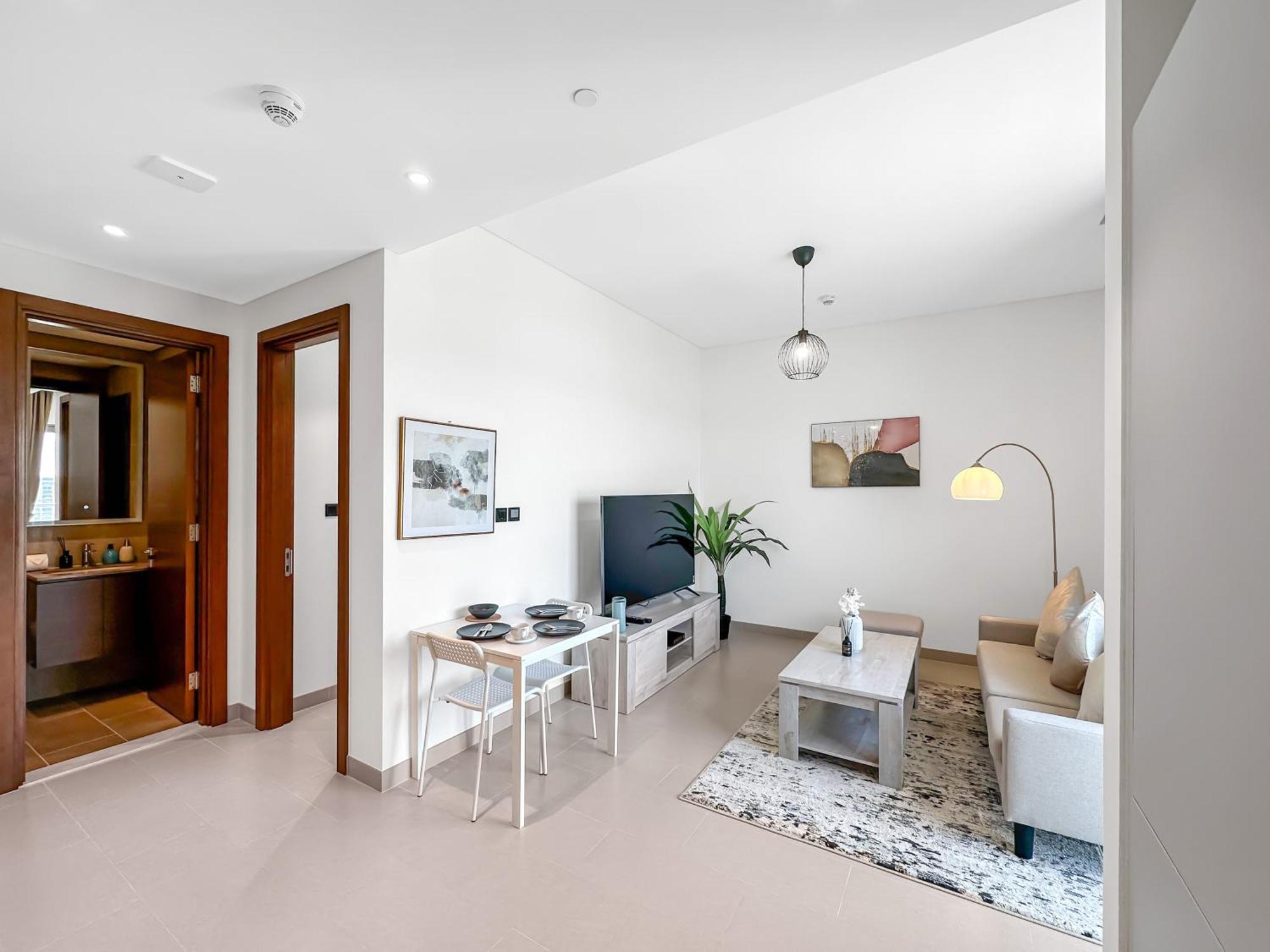 Easemytrip - Cozy And Elegant 1br With Large Pool And View