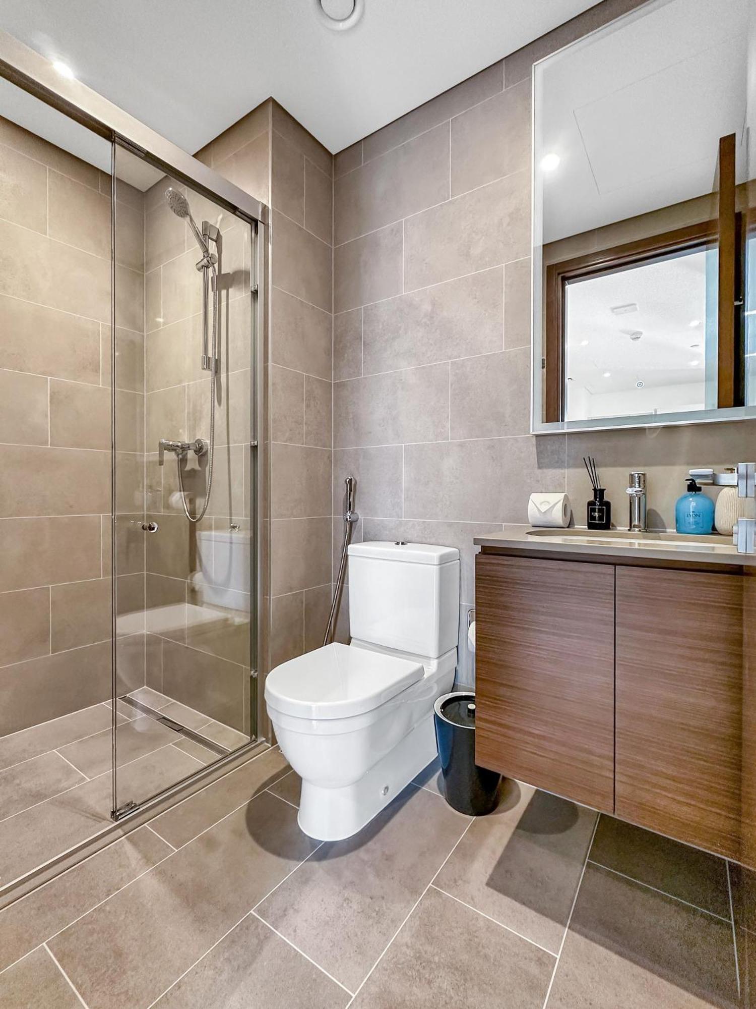 Easemytrip - Cozy And Elegant 1br With Large Pool And View Apartment