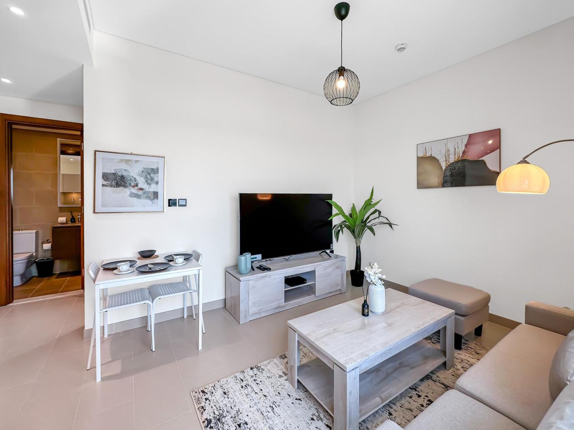Easemytrip - Cozy And Elegant 1br With Large Pool And View Apartment