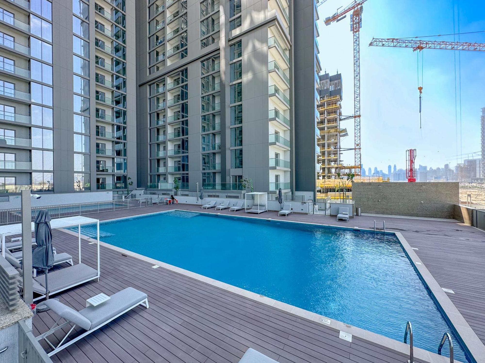 Easemytrip - Cozy And Elegant 1br With Large Pool And View